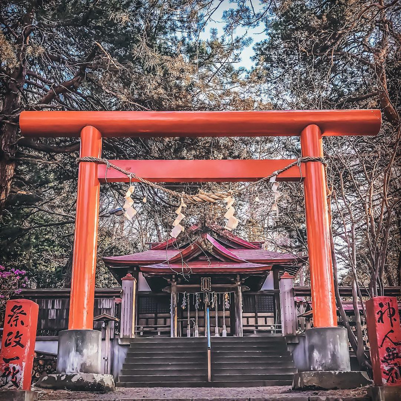 一只咸蛋 关注 札幌 伏见稻荷神社 来 札幌神社 看这一篇就够了 札幌是日本北海道的都会城市 也是北海道的行政中枢 人口在日本排名第五 日本有数不尽的 神社 但每个神社又跟其他神社不尽相同 今天就跟我一起去看一看吧 伏见稻荷神社 伏见稻荷神社