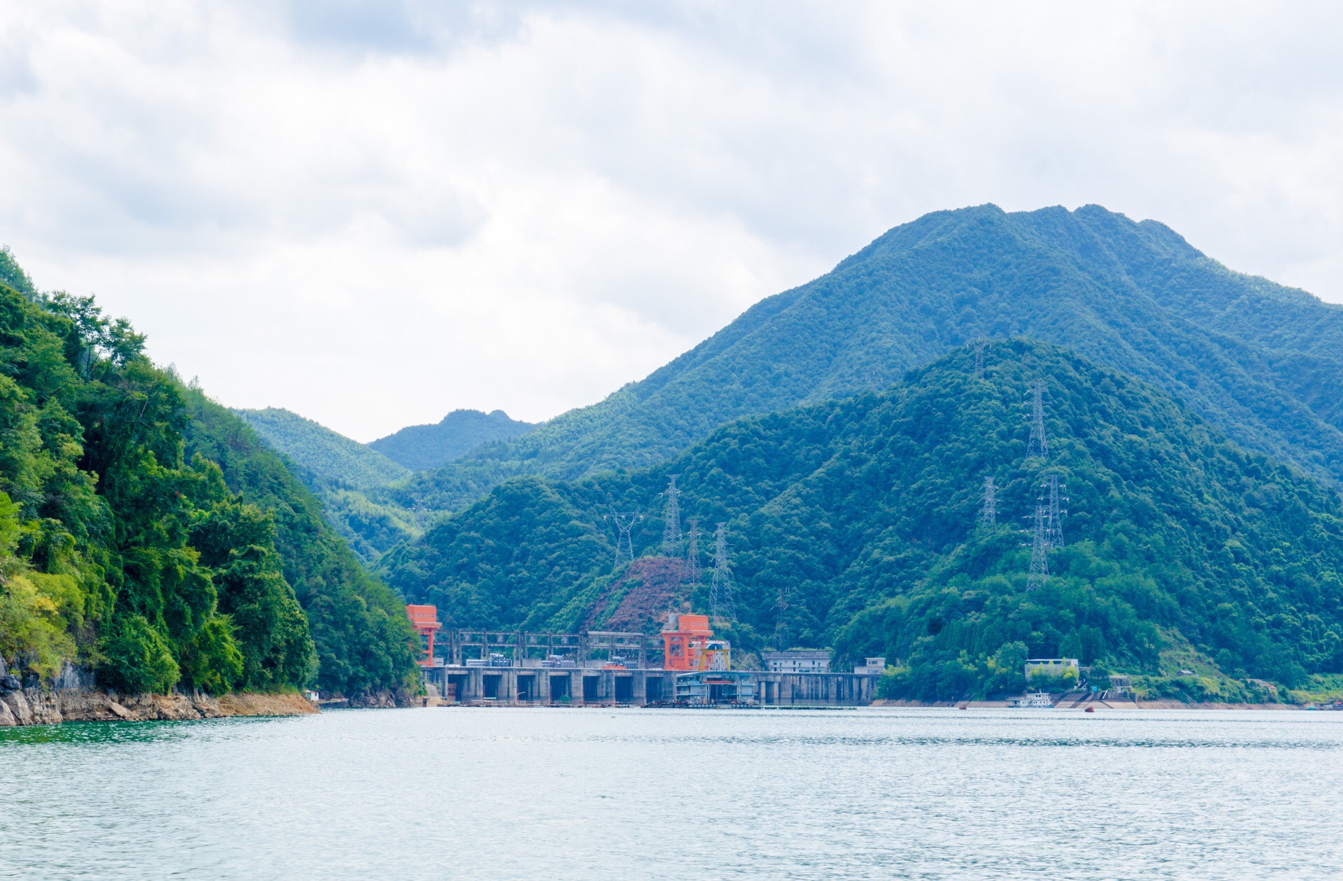 在千島湖1078個島嶼中,千島湖好運島是距新安江水電站這一湖門最近的