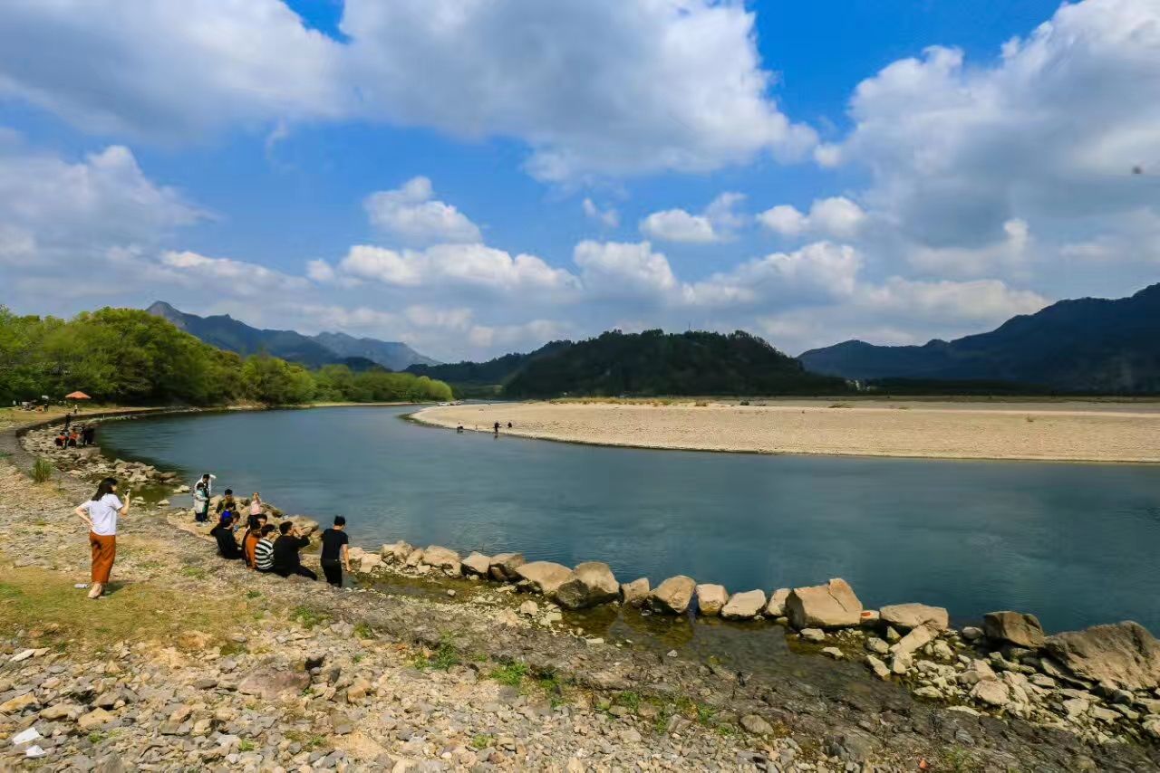 青龙湖风景区位于国家重点名胜区楠溪江中上游,浙江省永嘉县境内,距岩