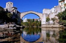 老桥在1993年11月9日波斯尼亚战争期间被摧毁，2001年开始重建老桥，重建和恢复工程所用石料沿用