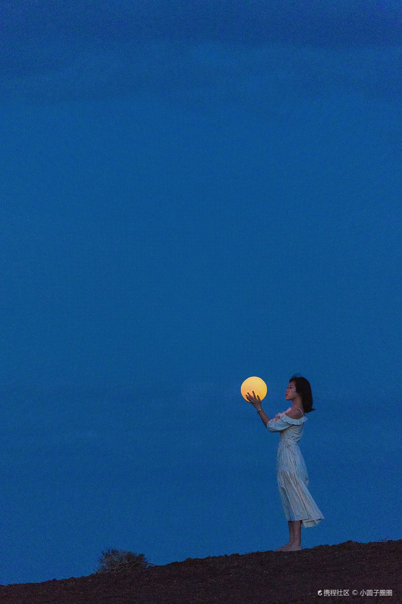 就变成粉紫色 城市灯火之外隔绝信号,看星河升起,看月亮露出地平线