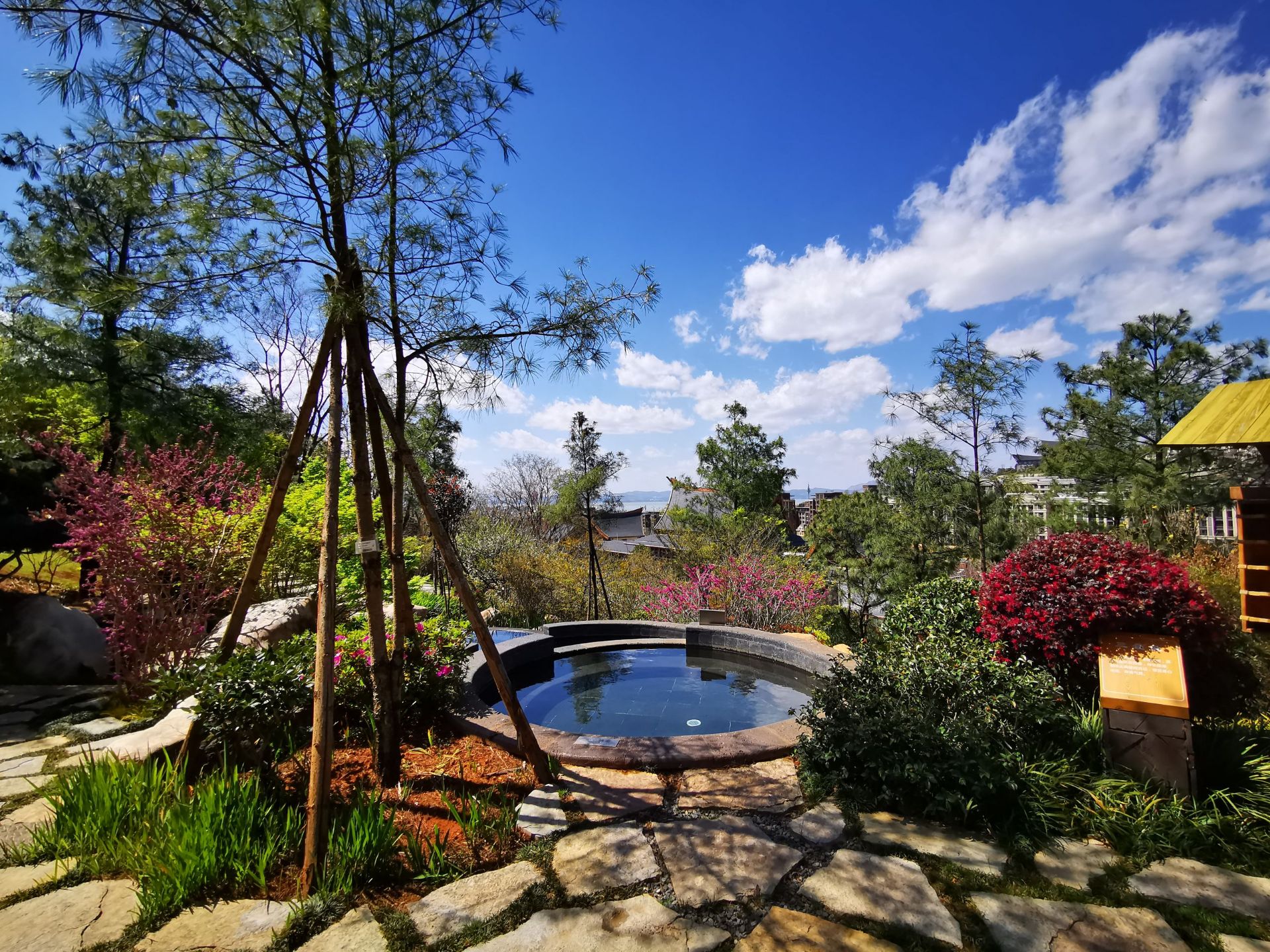 七彩云南古滇温泉山庄