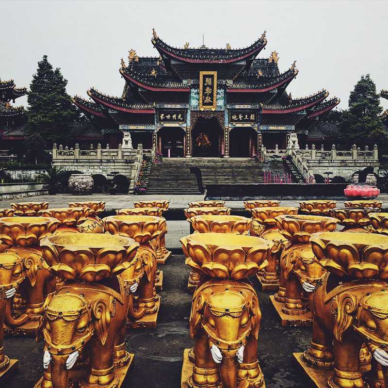 大佛禅院,作为朝拜峨眉山的第一门户,是前往峨眉祈福,朝拜的第一站