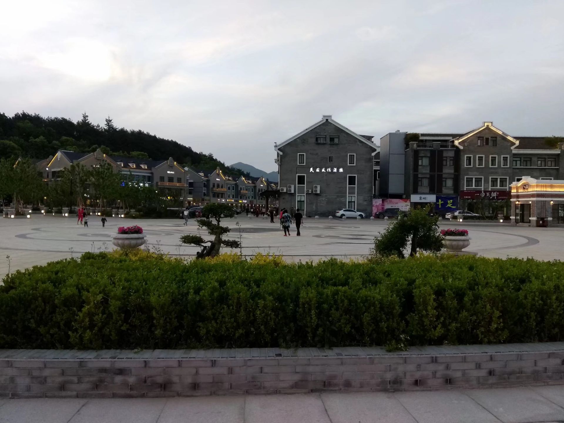 武岭广场四周有很多店铺,有四季青藤花园酒店和汉庭酒店,广场周边的街