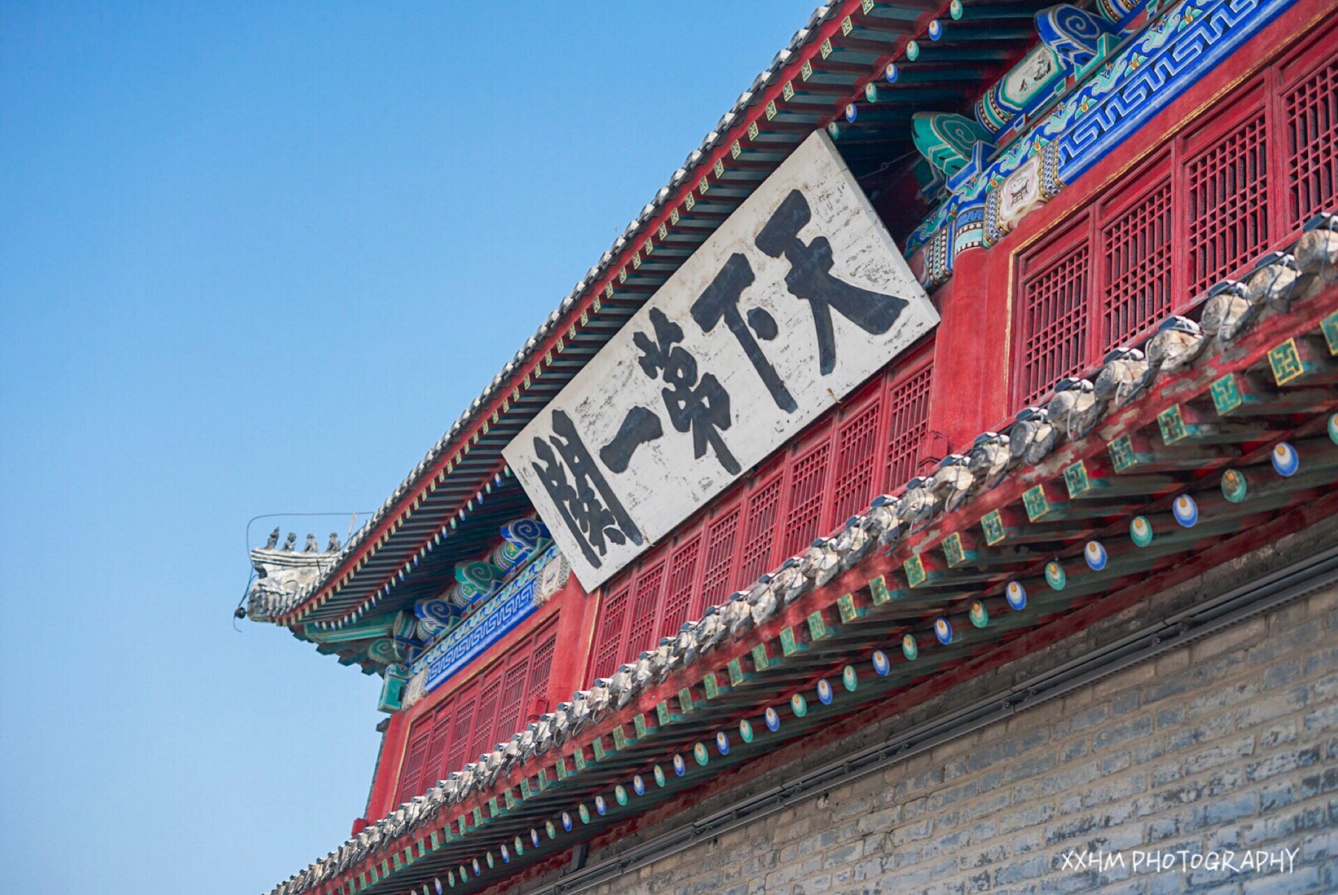 登上山海关城楼,俯瞰山海关城全貌,巨大的东罗城与翁城,巍峨的箭楼与