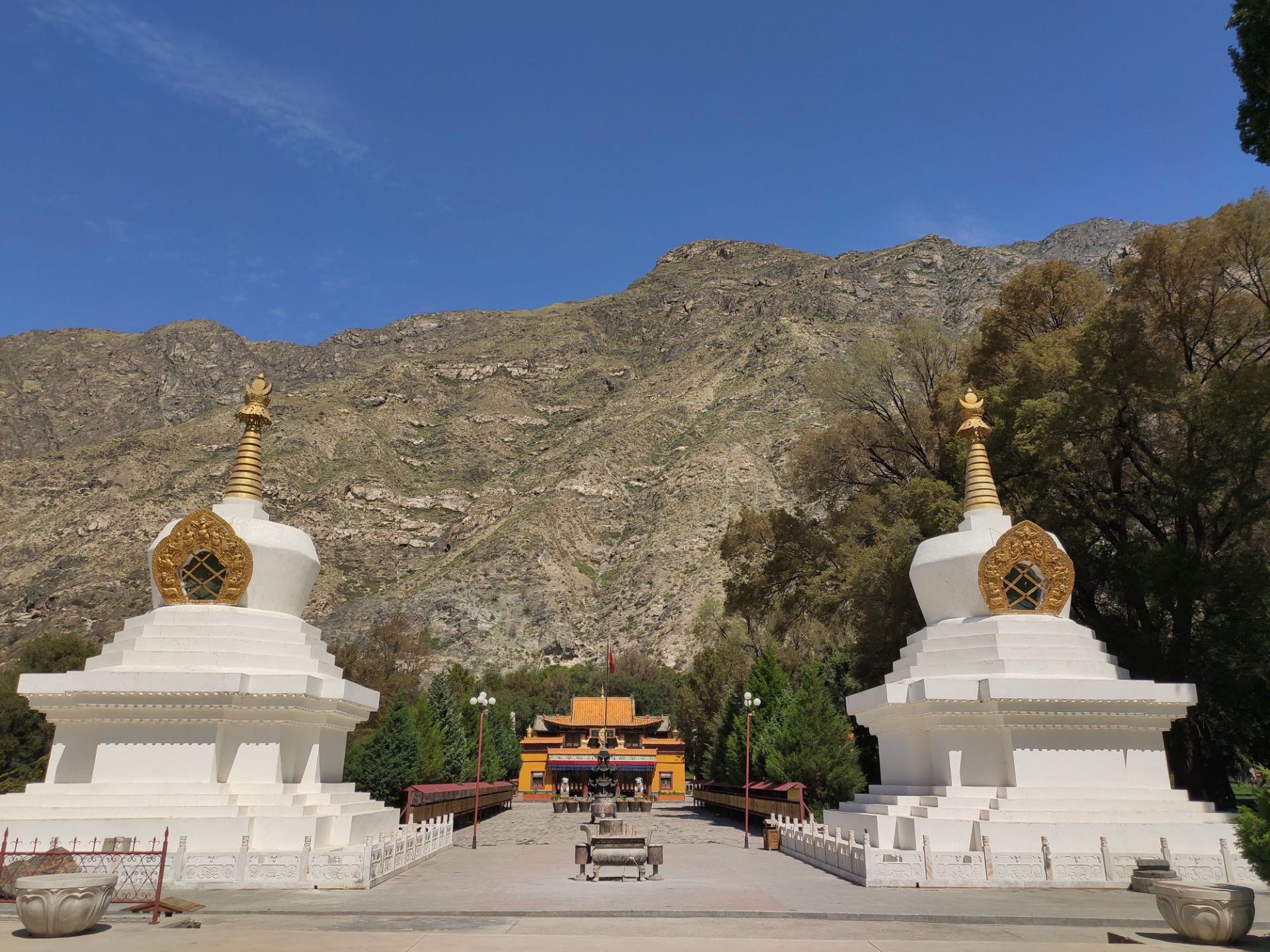 巴伦台的"黄庙"是一座喇嘛庙,具体而言,是藏传佛教最大派别格鲁派的