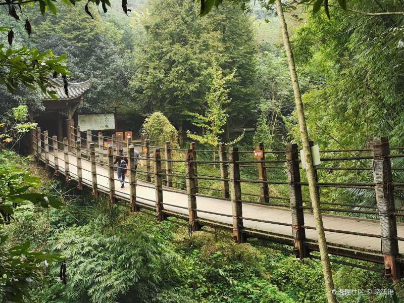 成都崇州 街子古镇 的"康道",就是健康步道意思.沿着这个润润