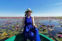 泰国竟藏了一个世界十五大奇观红莲湖 泰国乌隆府，每年10月到次年3月红莲盛开，湖内成千上万的红莲每年