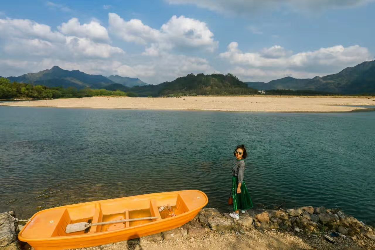 青龙湖风景区位于国家重点名胜区楠溪江中上游,浙江省永嘉县境内,距岩