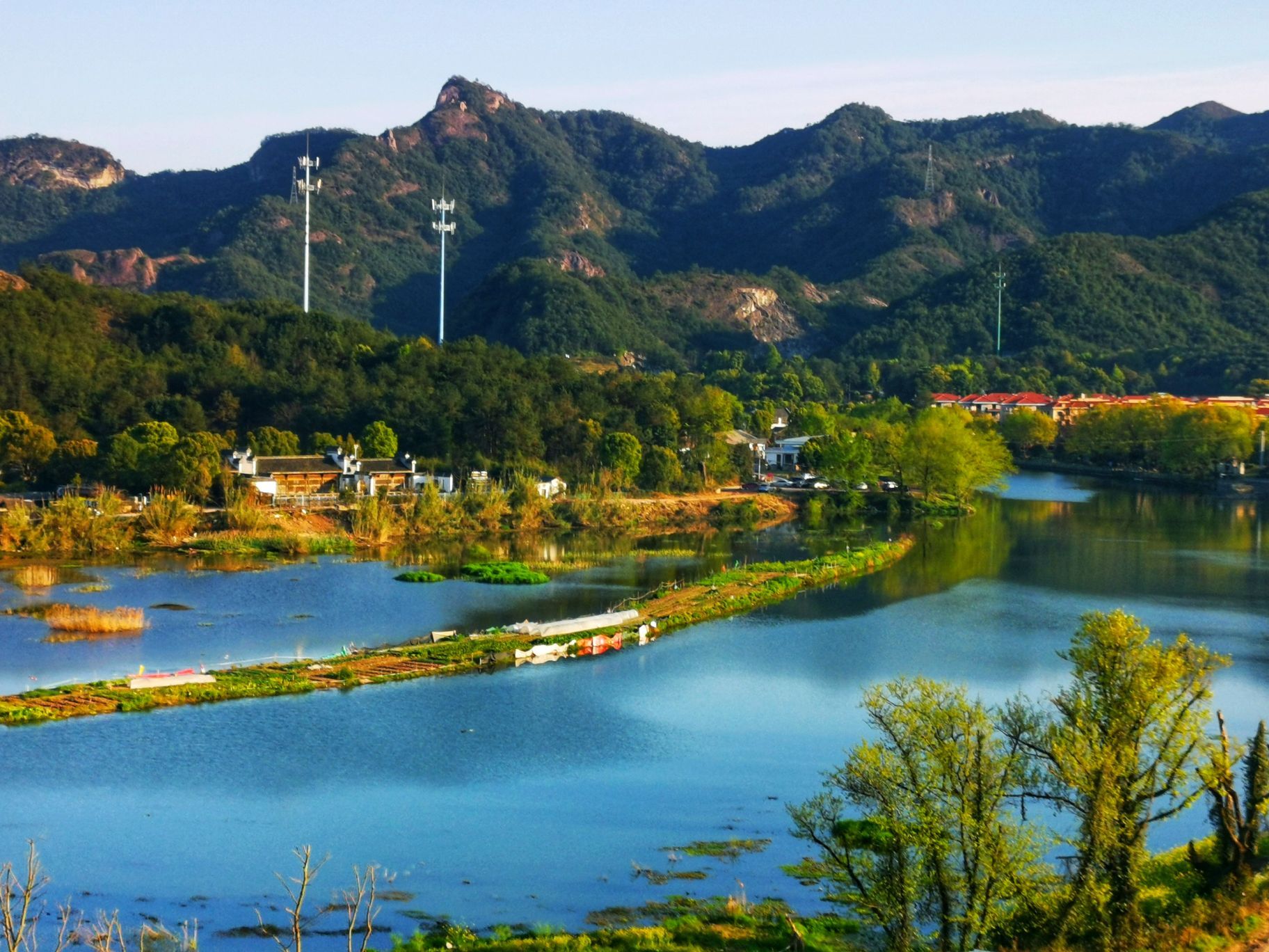 我们家乡的南溪湾公园,正在建设中.碧水绕青山,青山如眉黛.