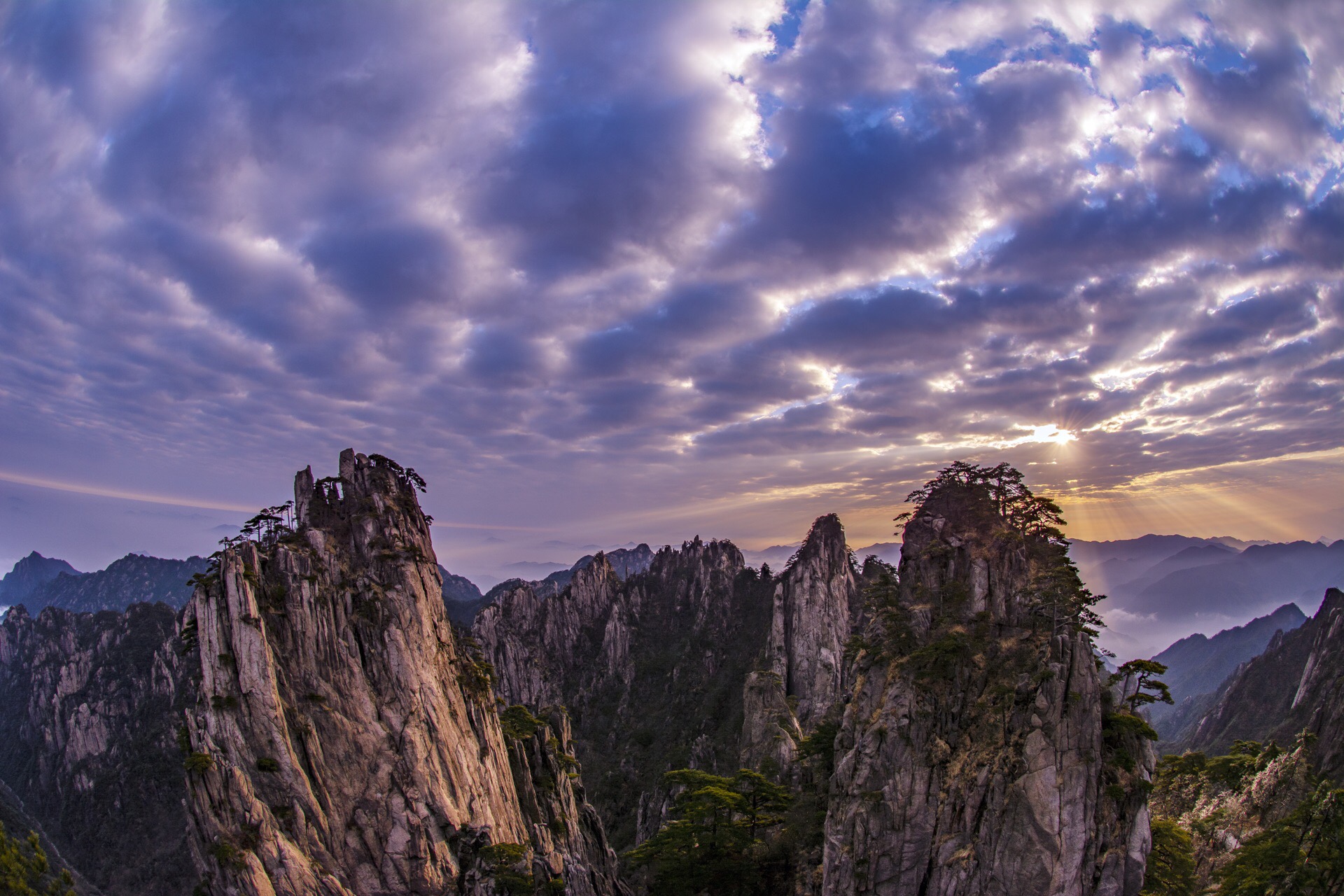 沿云谷山道步行上山,途经仙人翻桌,喜鹊登梅
