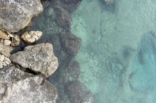 古老斑驳的礁石和灵动通透的海水