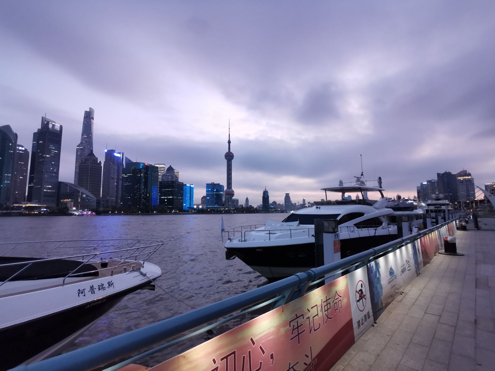 【携程攻略】上海北外滩滨江绿地景点,#雍容华贵北外滩# 地址:虹口