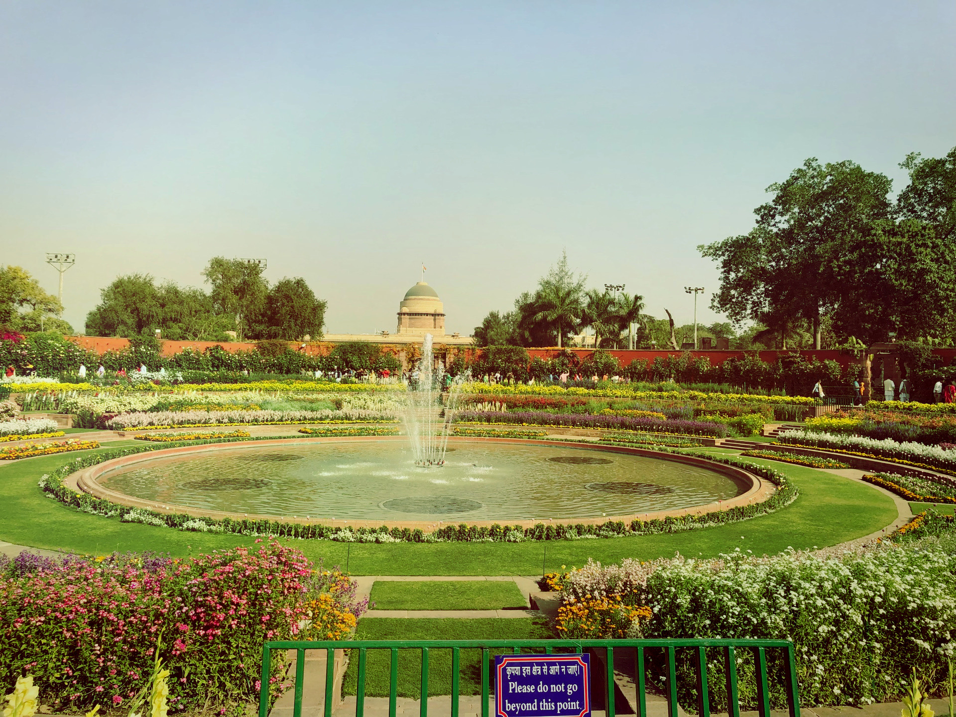 幸运的遇到莫卧儿花园对公众开放,所有的印度市民都排队参观