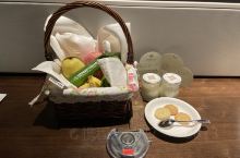 滨海金陵的房间很大很干净，服务周到，酒店送了水果自制饼干和酸奶。携程工作人员非常热情，此次预定非常满