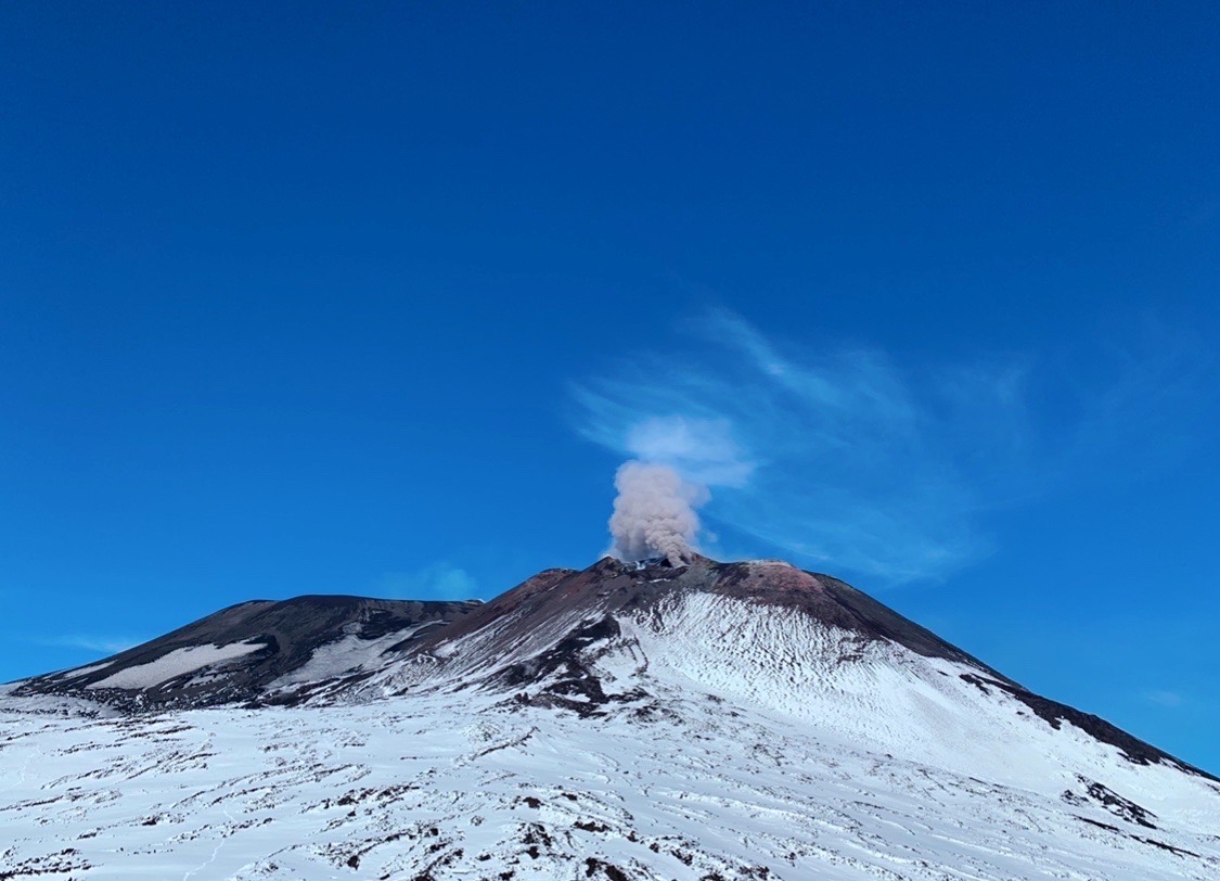 西西里不僅有黑手黨,還有活躍的埃特納火山,火山下孕育著肥沃的土壤