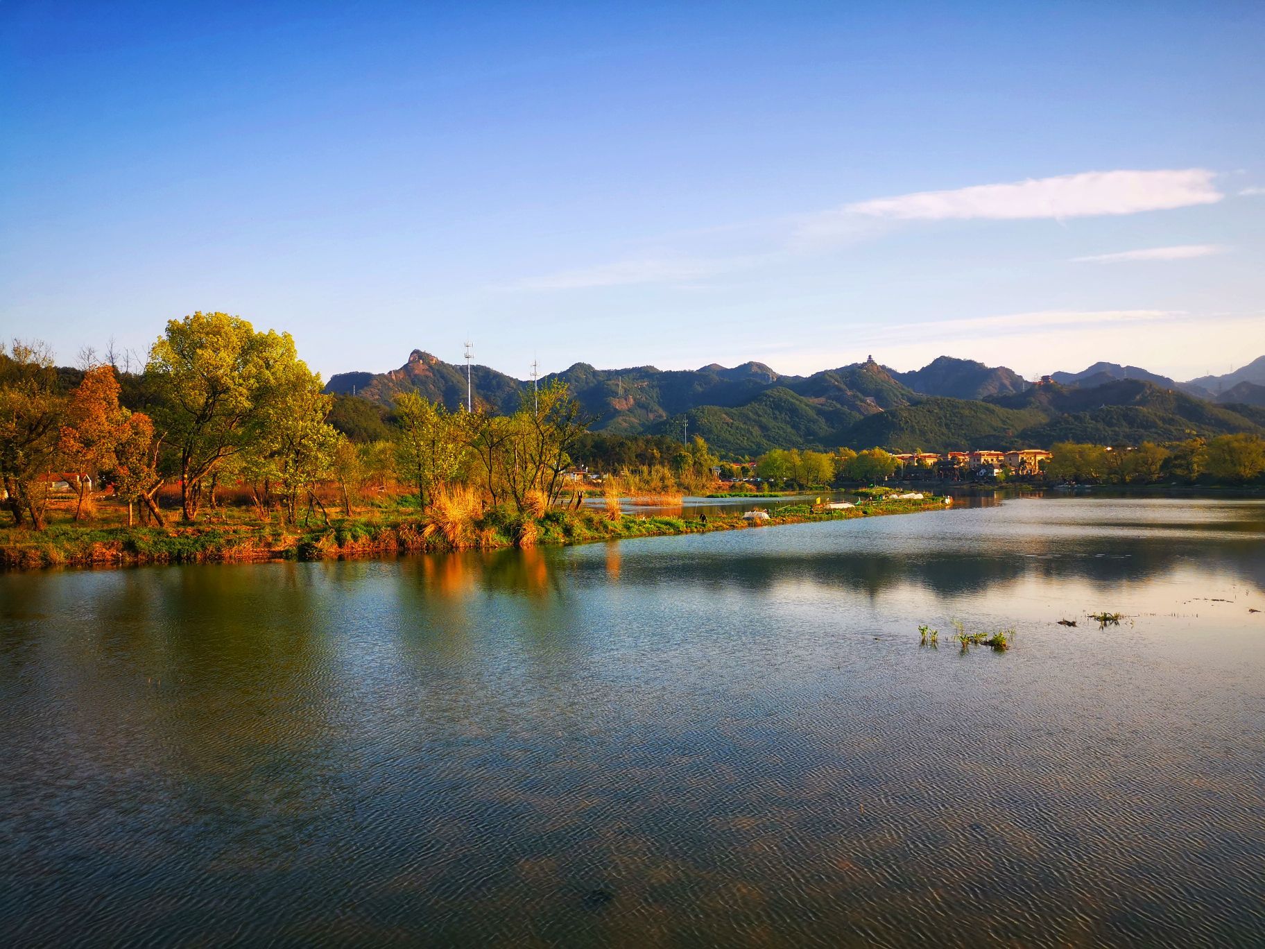 我们家乡的南溪湾公园,正在建设中.碧水绕青山,青山如眉黛.