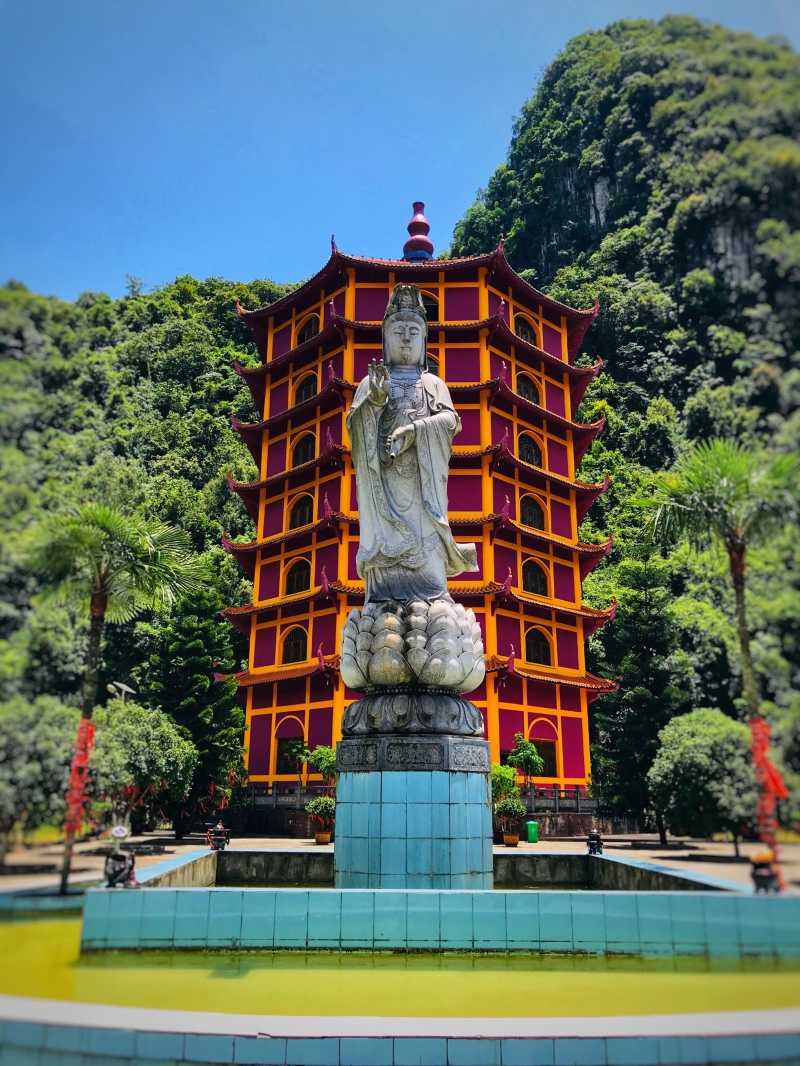 兴义万佛寺天然洞穴寺院包容的弥勒佛