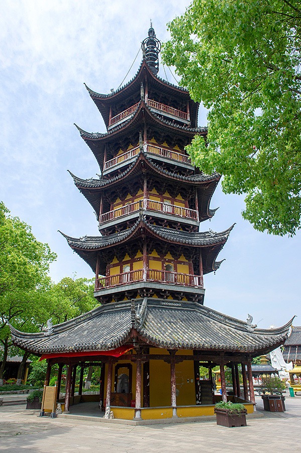 慈云寺塔位于江苏震泽古镇,与相邻的禹迹桥,共同构成了塔桥相映的经典