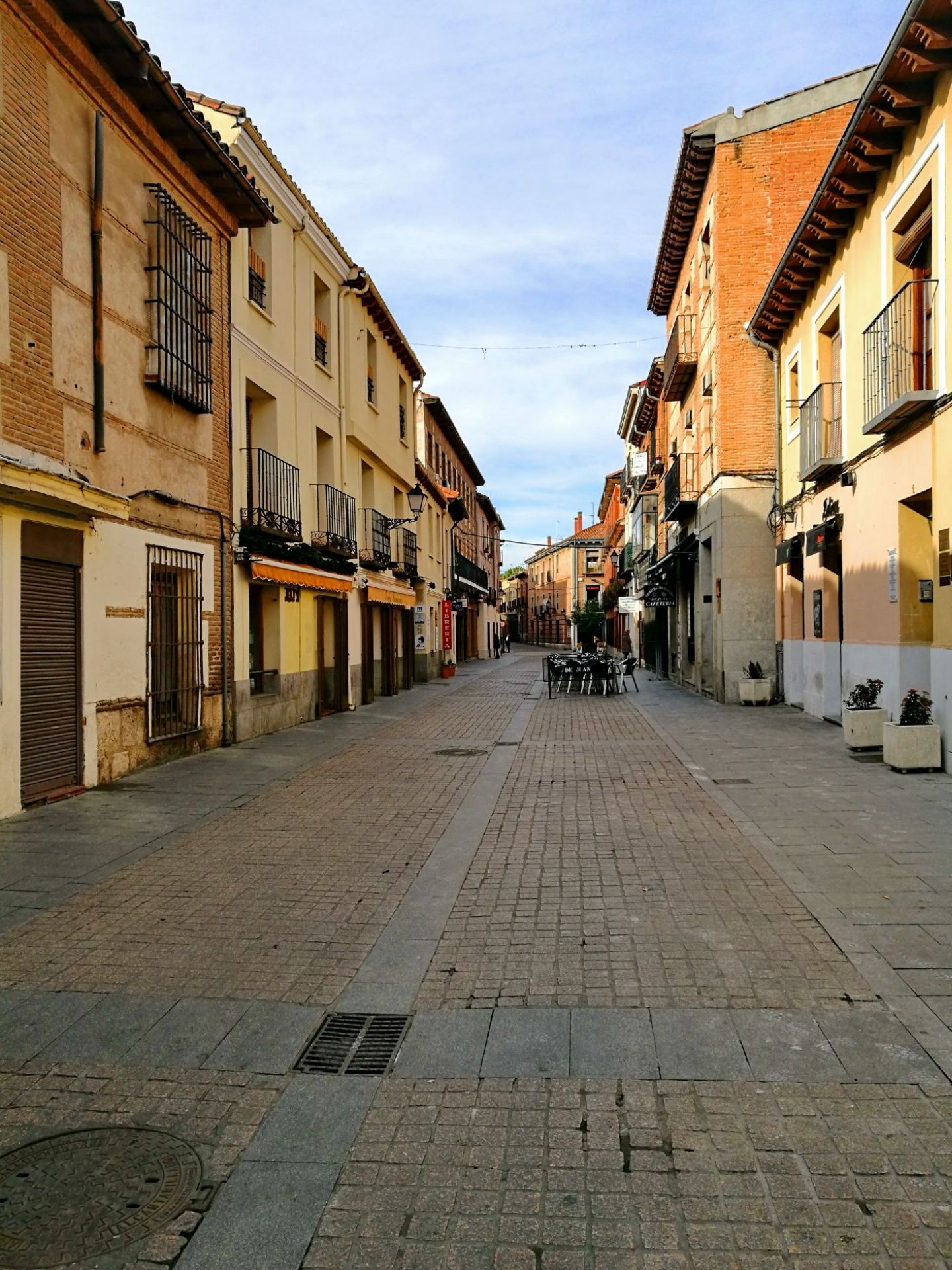 阿尔卡拉,马德里东北三十公里处的一个小城,全称alcala de 
