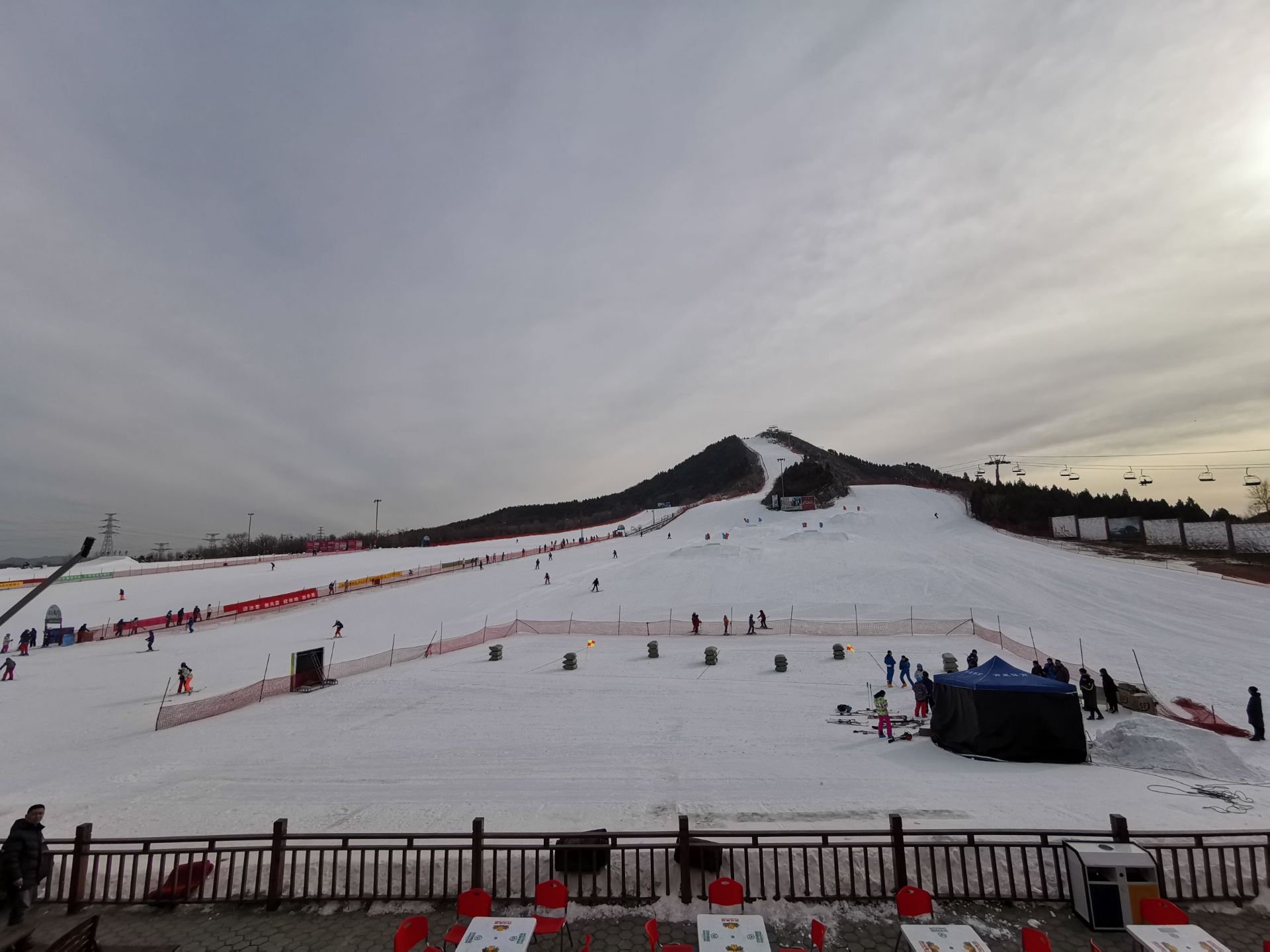 莲花山滑雪场景点,京东滑雪场推荐适合当日往返 雪季到了,在北京虽然