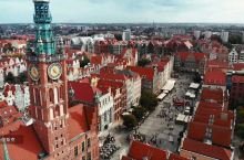 格但斯克(Gdynia)、格丁尼亚(Gdańsk)和索波特(Sopot)的邻近城镇，形成一个庞大的城