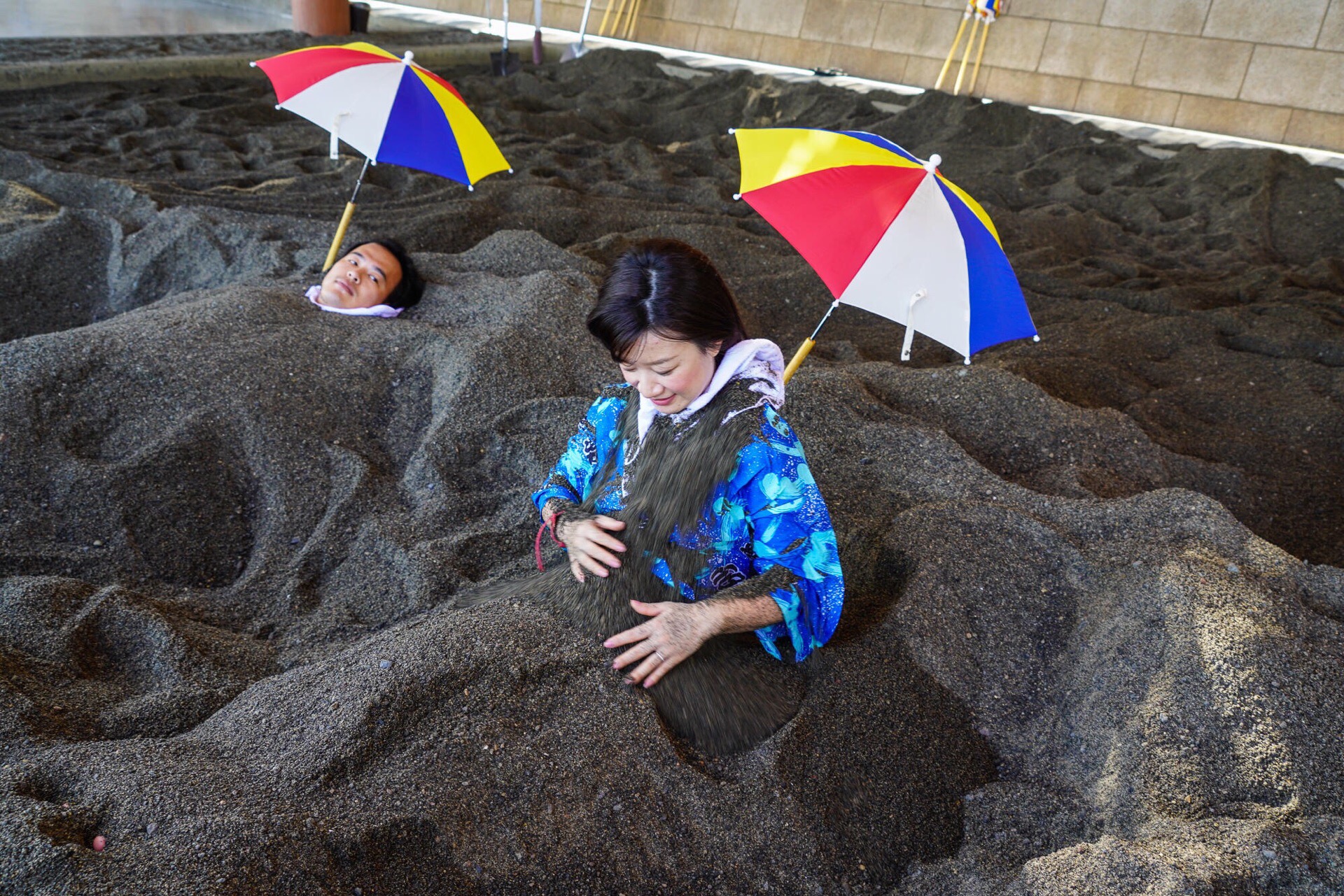 娴熟的工作人员会在黑色的砂石地上用铁锹刨出一