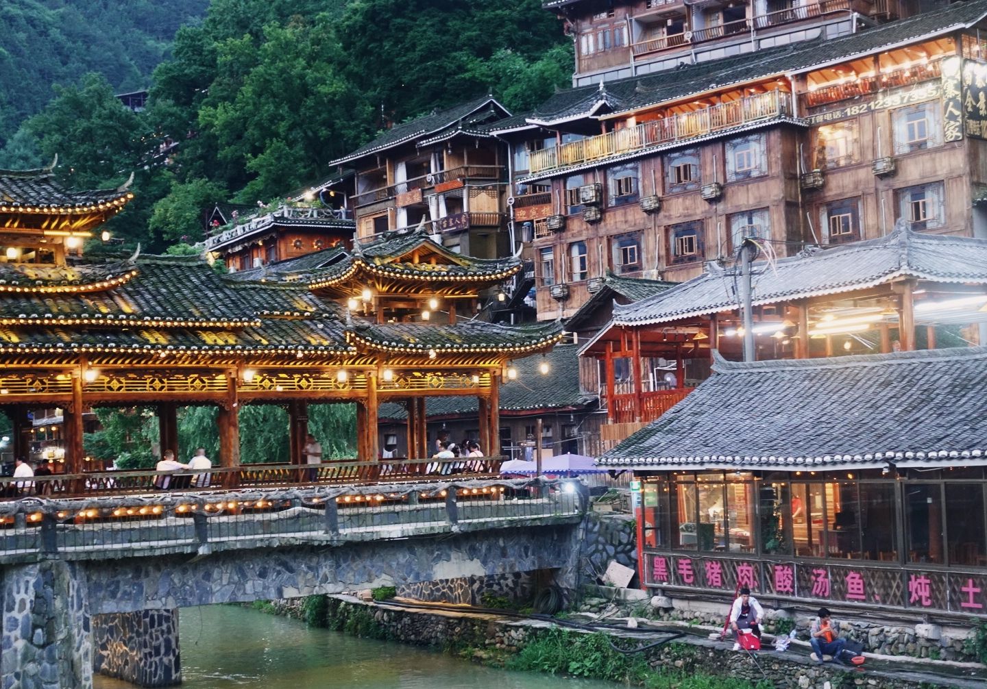 【携程攻略】西江千户苗寨观景台景点,走进中国最大苗族聚居村寨