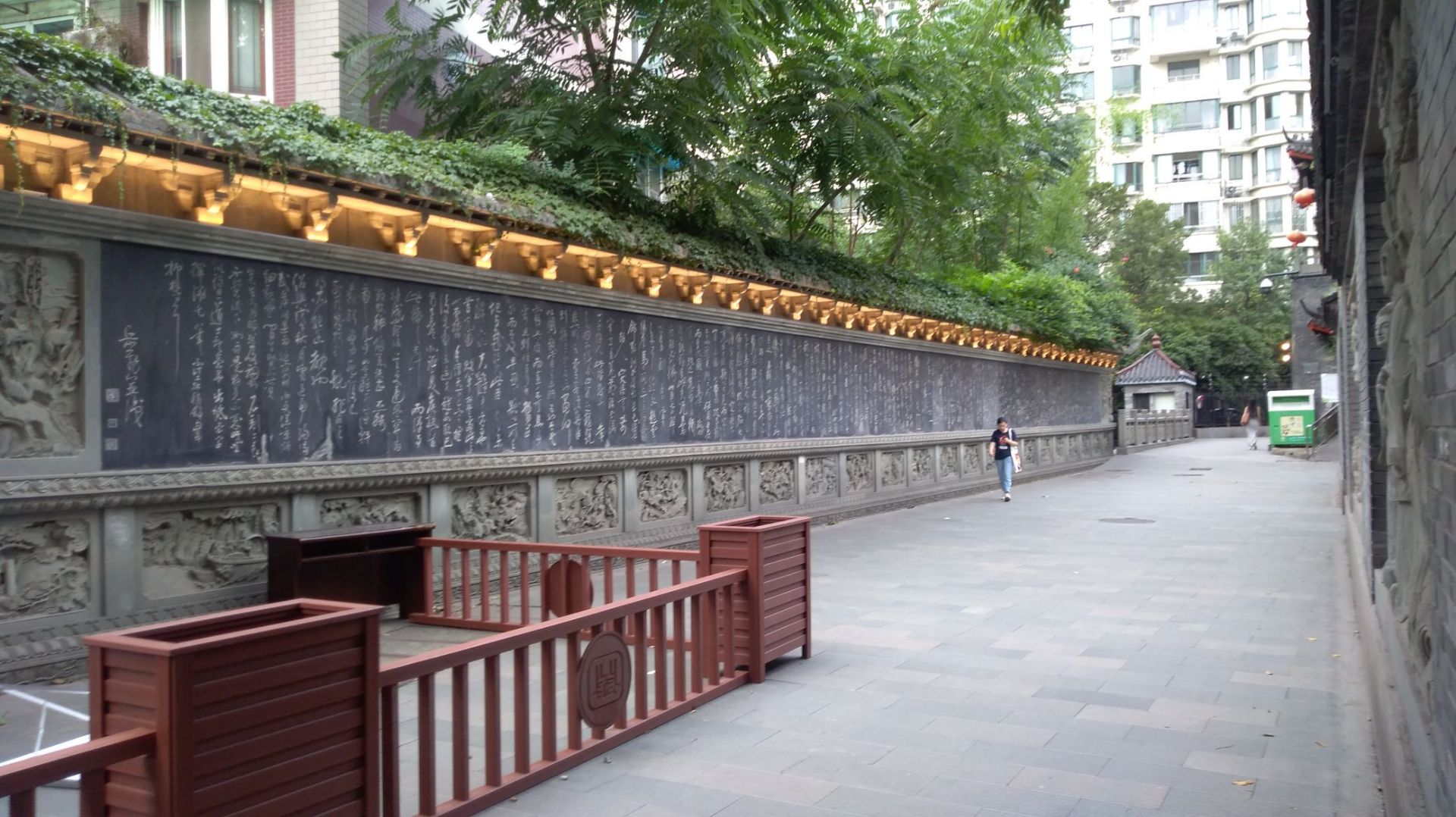 馆位于铁关路上的古打铁关旧址上,是一个不大的建筑物,门前有与牌坊