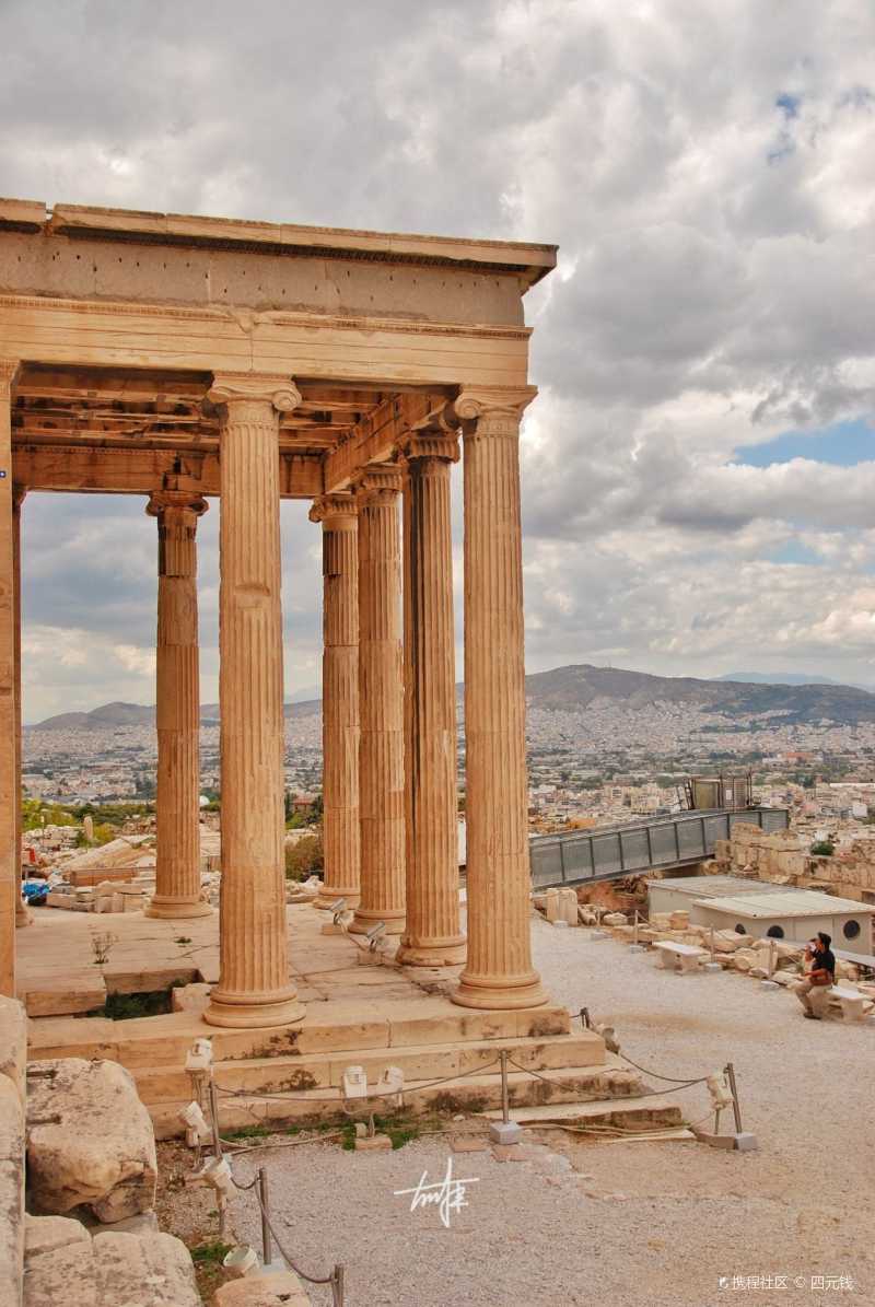 雅典卫城 位于雅典市中心的卫城山丘上,是希腊最杰出的古建筑群,