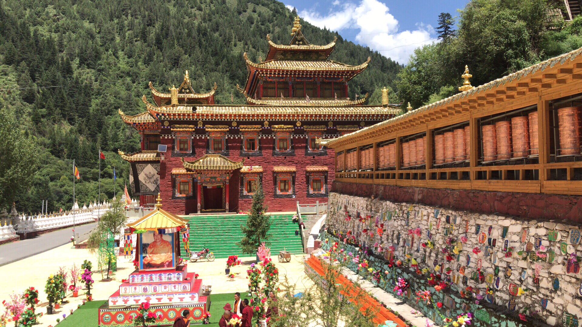 在路上～曾克寺,阿坝州壤塘县的这座排名只在20名的寺庙,确以石刻的