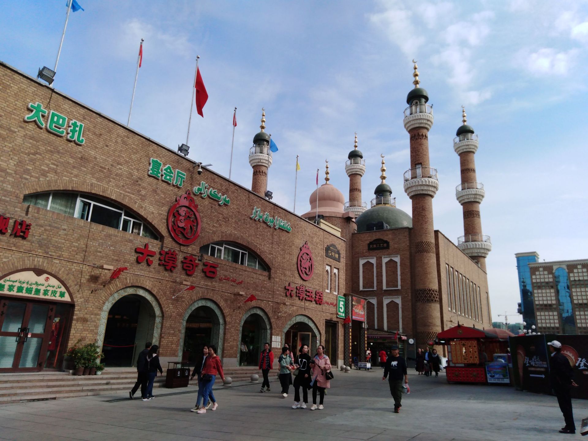 乌鲁木齐国际大巴扎在二道桥,既可购物更可观光,充满伊斯兰风情的建筑