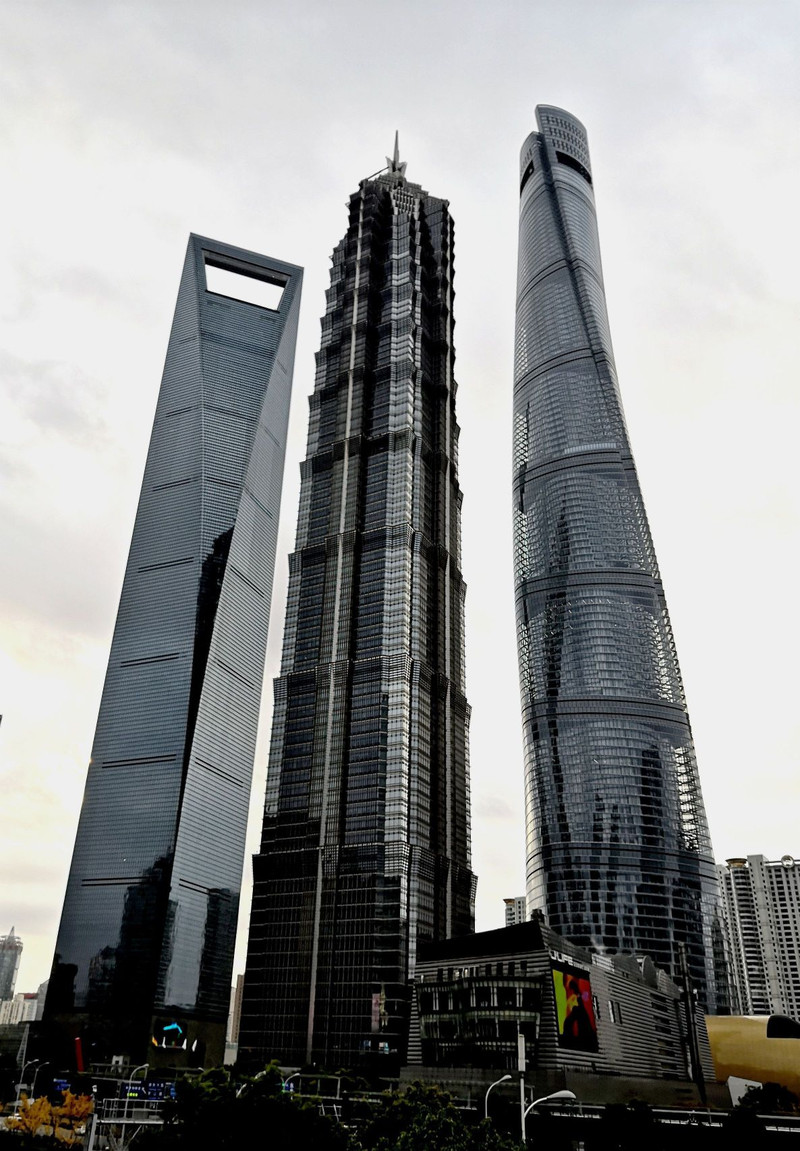 上海陆家嘴金融贸易区高楼大厦林立,建筑风格迥异,中国第一高楼世界