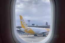 透过视窗，发现不同角度看机场体会也不一样，这里是成田机场。