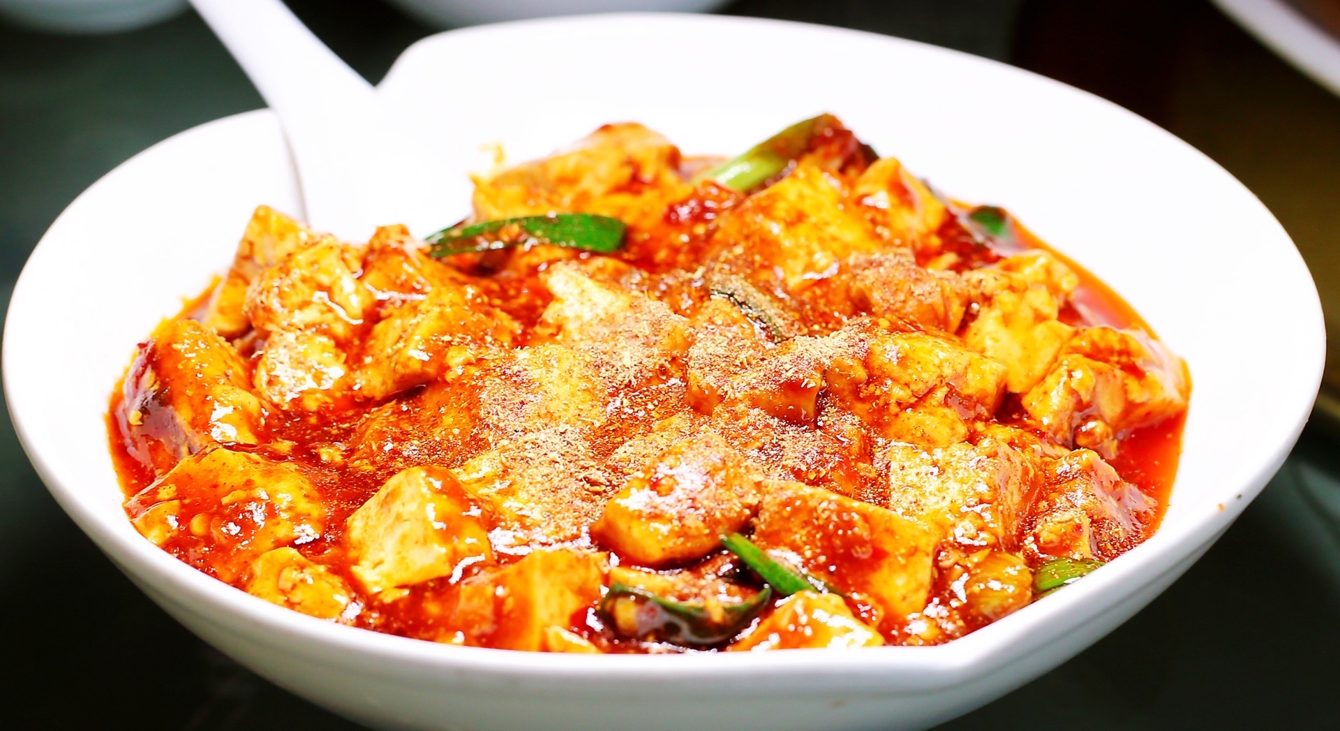 连山回锅肉创始人代木儿,80年代因为把回锅肉夹在他父亲卖的锅魁里面