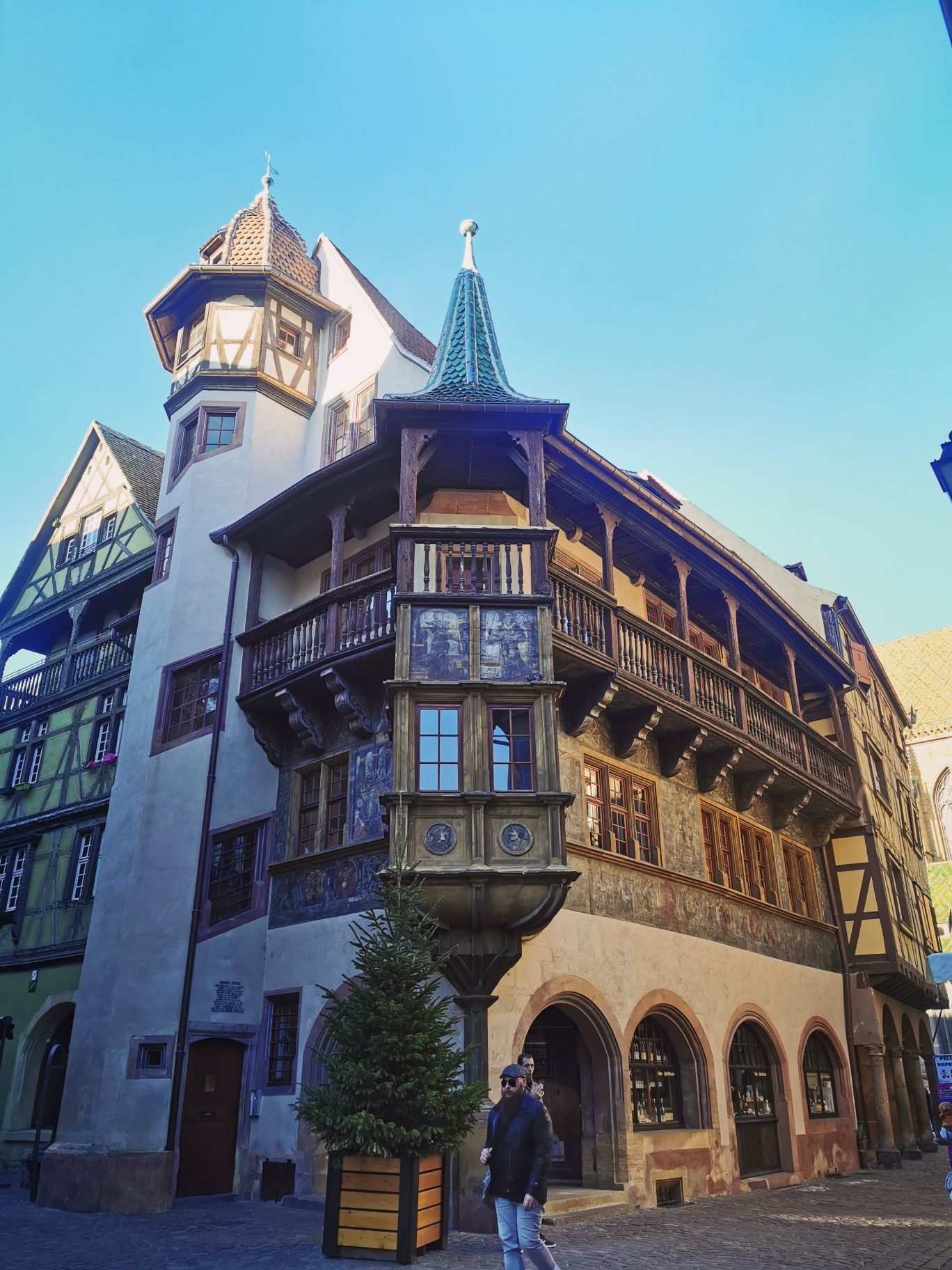 很安静,有自由女神,有中餐厅,有艾尔的移动城堡~被称为小威尼斯的小河