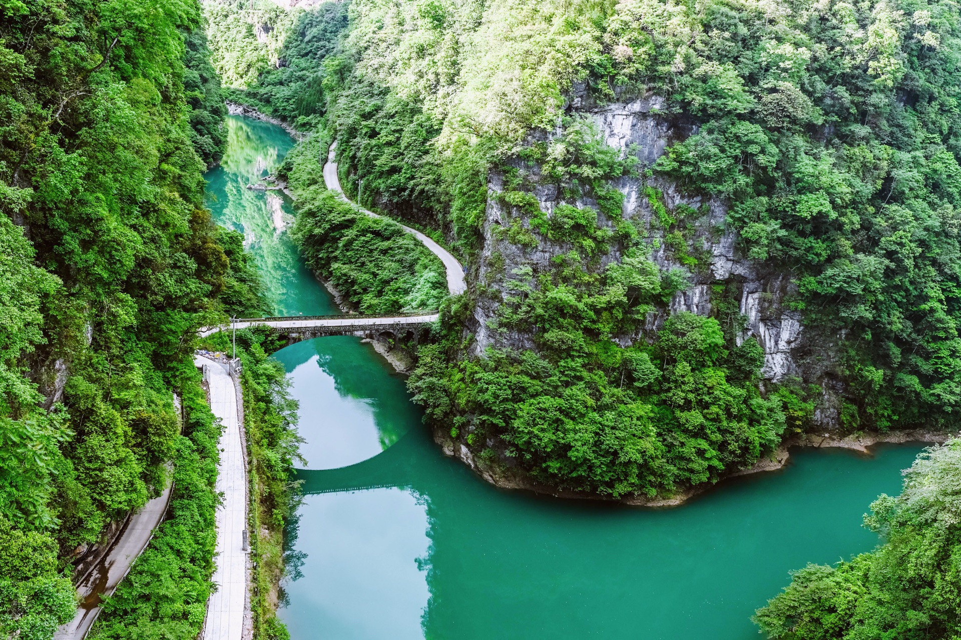 建在峡谷之上的铁索桥 援通桥是位于成都市邛崃县南宝乡的一座铁索桥