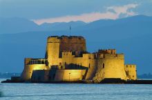 爱琴海中央的“城堡岛”——伯特兹堡  这次旅行来到希腊，看尽了各种各样的海港城市和海边小镇，圣托里尼