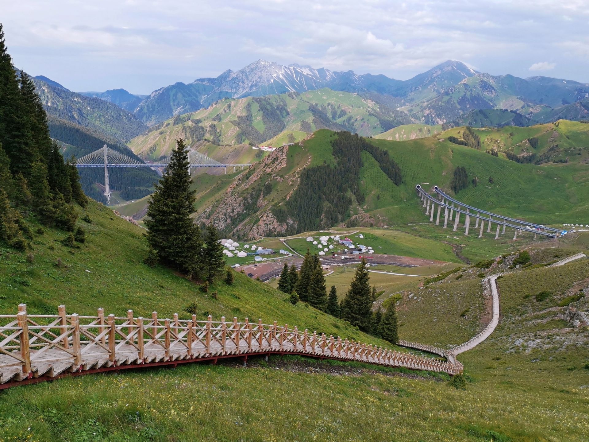 
封顶观景台果子沟景区,赛里木湖全景一览无余!