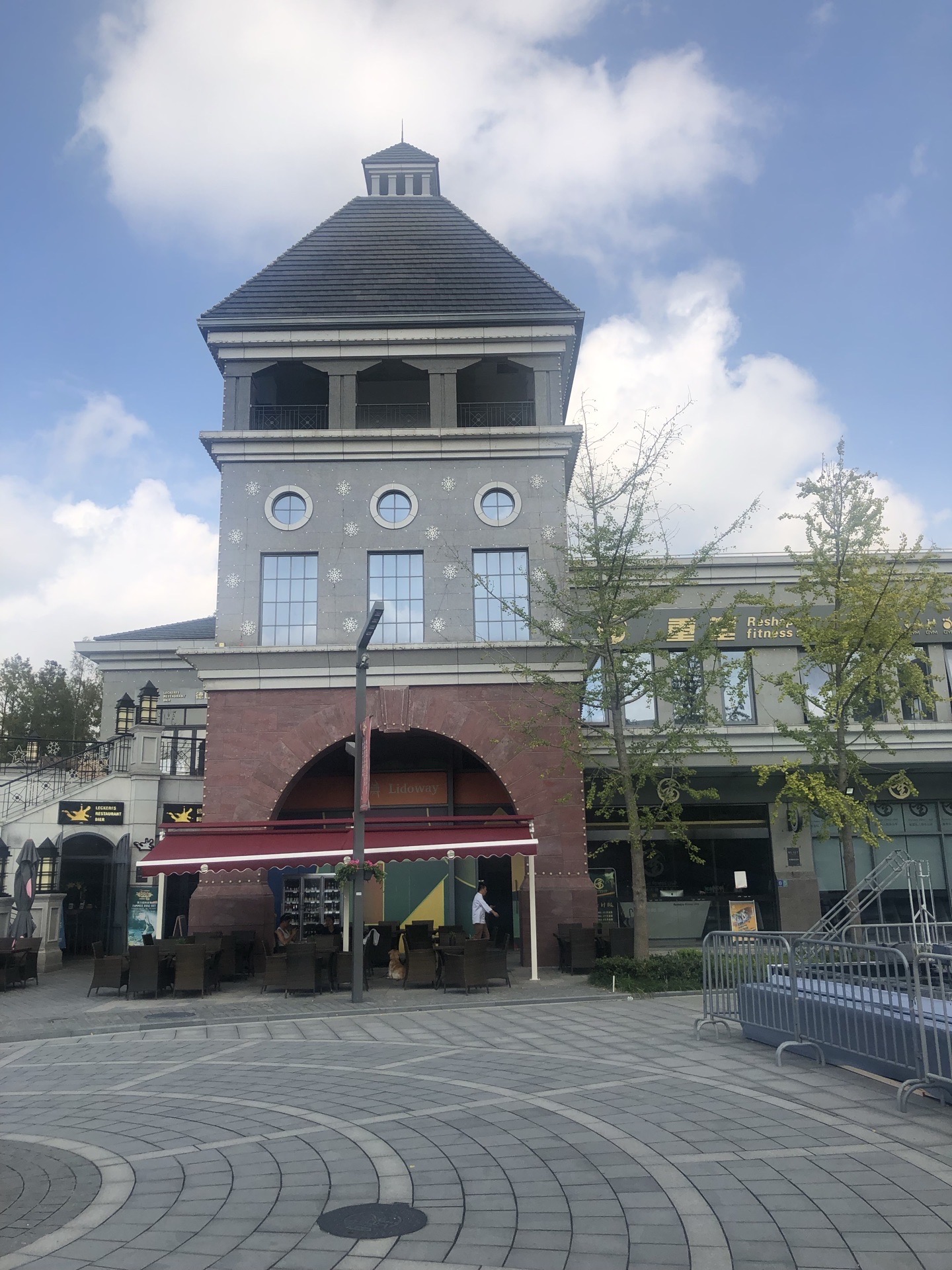 双休日到最近比较红的青浦徐泾镇的夏都小镇去兜了一圈,感觉就是一条