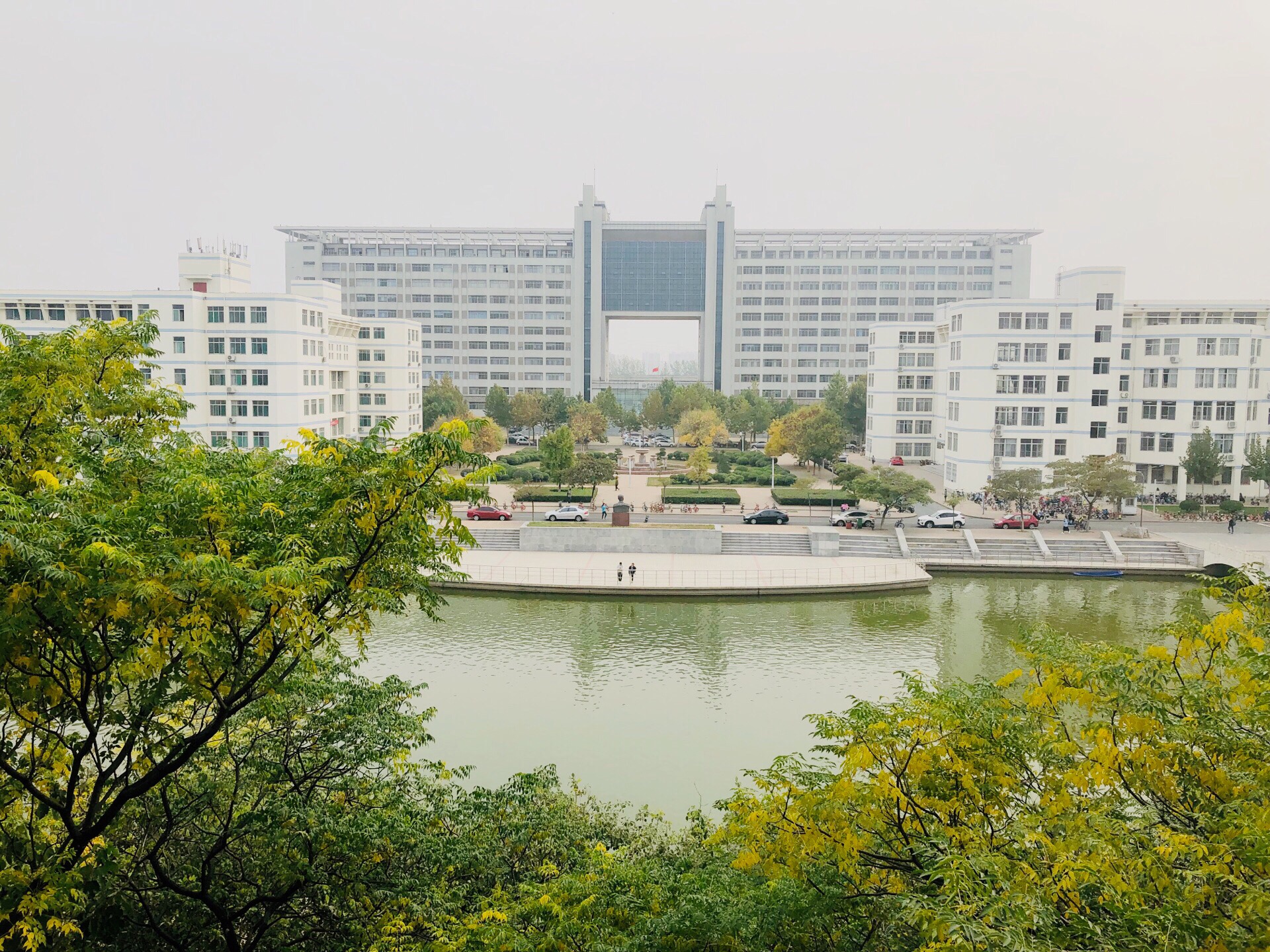 > 逸夫图书馆 共 1 张 逸夫图书馆 暂无评分 景点地址 聊城大学东校区