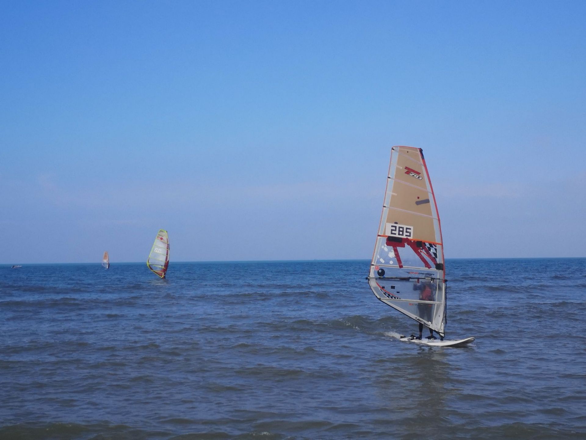 偶遇帆船训练基地,风帆在大海里飘荡,星星点点,给蓝色的海洋增加了