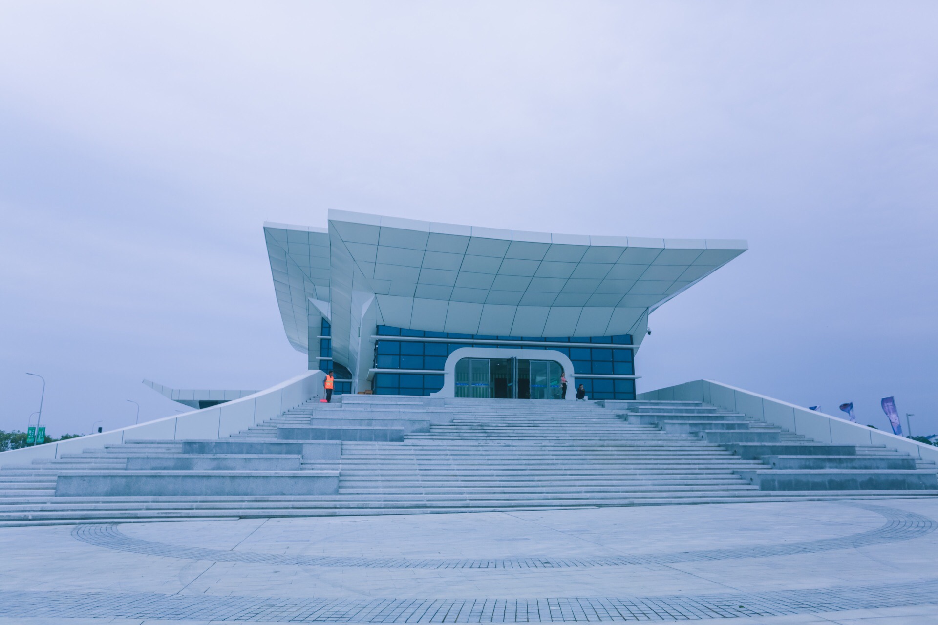 荆门爱飞客小镇拥有全国唯一的临水机场,也是全国唯一拥有三条跑道的