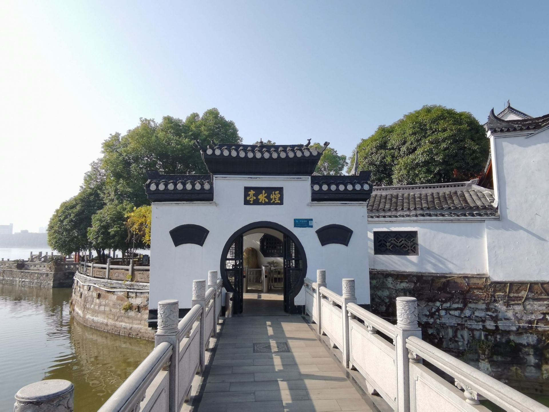 烟水亭,位于江西省九江市长江南岸的甘棠湖中,为江西省九江市著名景点