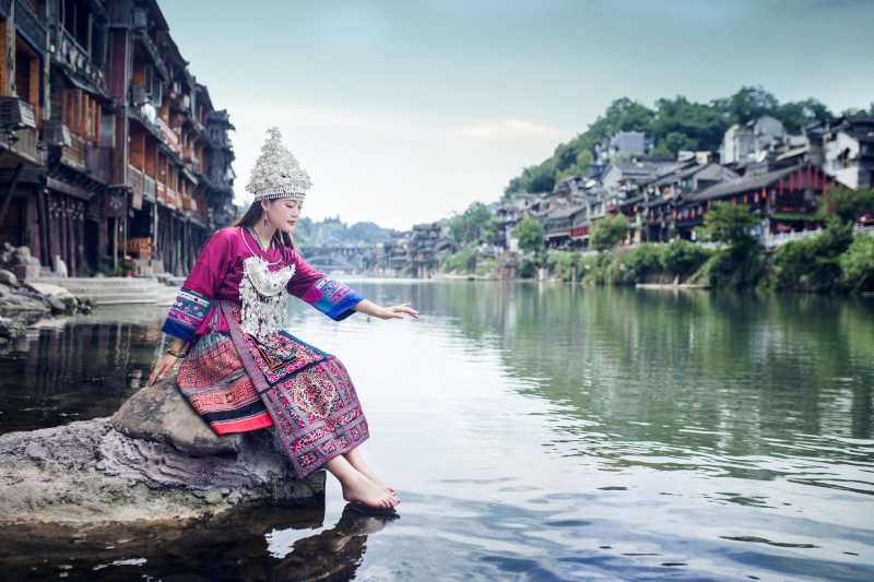 旅行每周热点小姐姐在凤凰需要拍一套民族写真古城因沱江而灵动,因