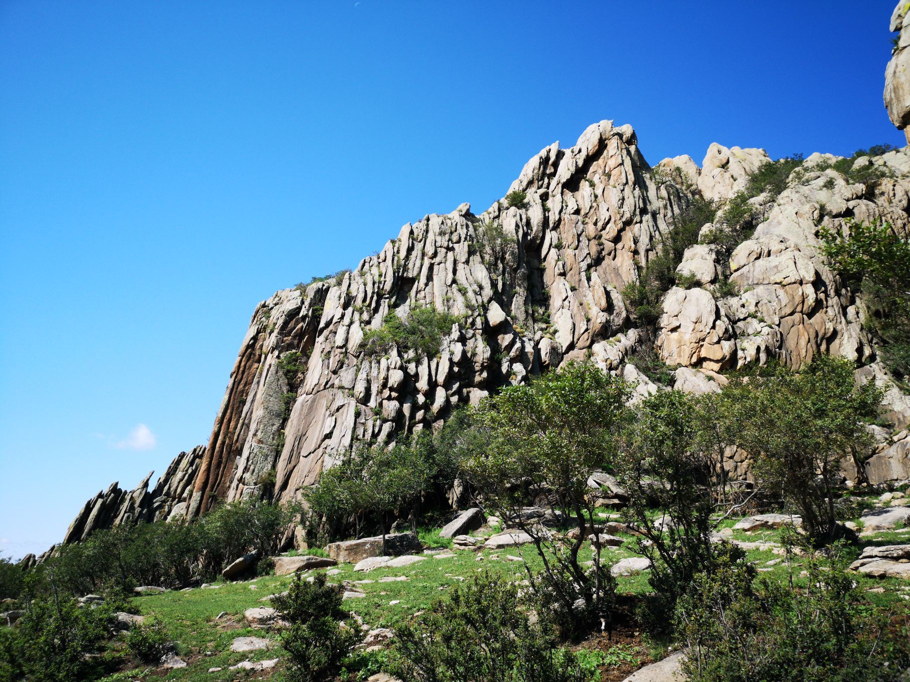 东乌珠穆沁旗乌里雅斯太山景区—景区似乎在修建,建筑材料