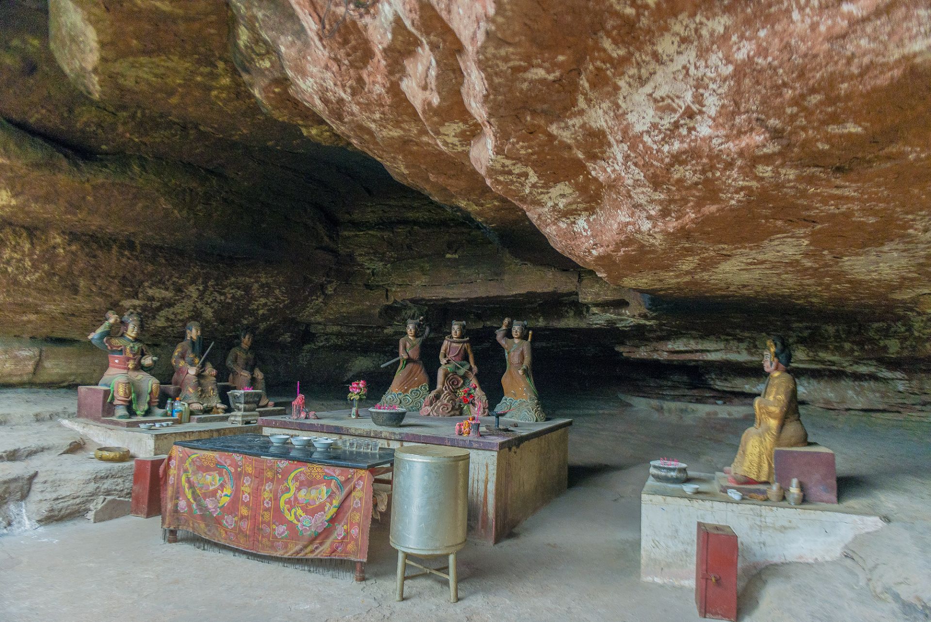 宴石寺有"洞天"和"洞地"之分,天,地分别置有佛像