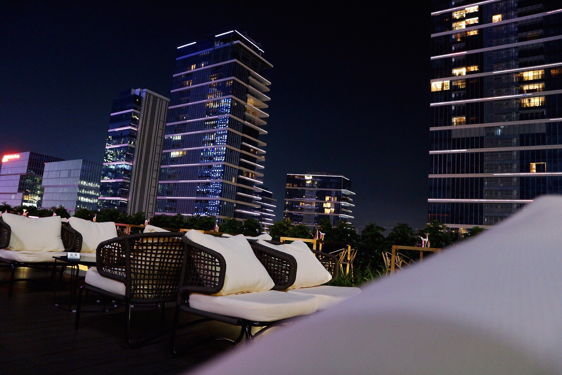 【携程攻略】深圳君尚百货购物,#君尚3019 露天花园酒吧 8楼,dew