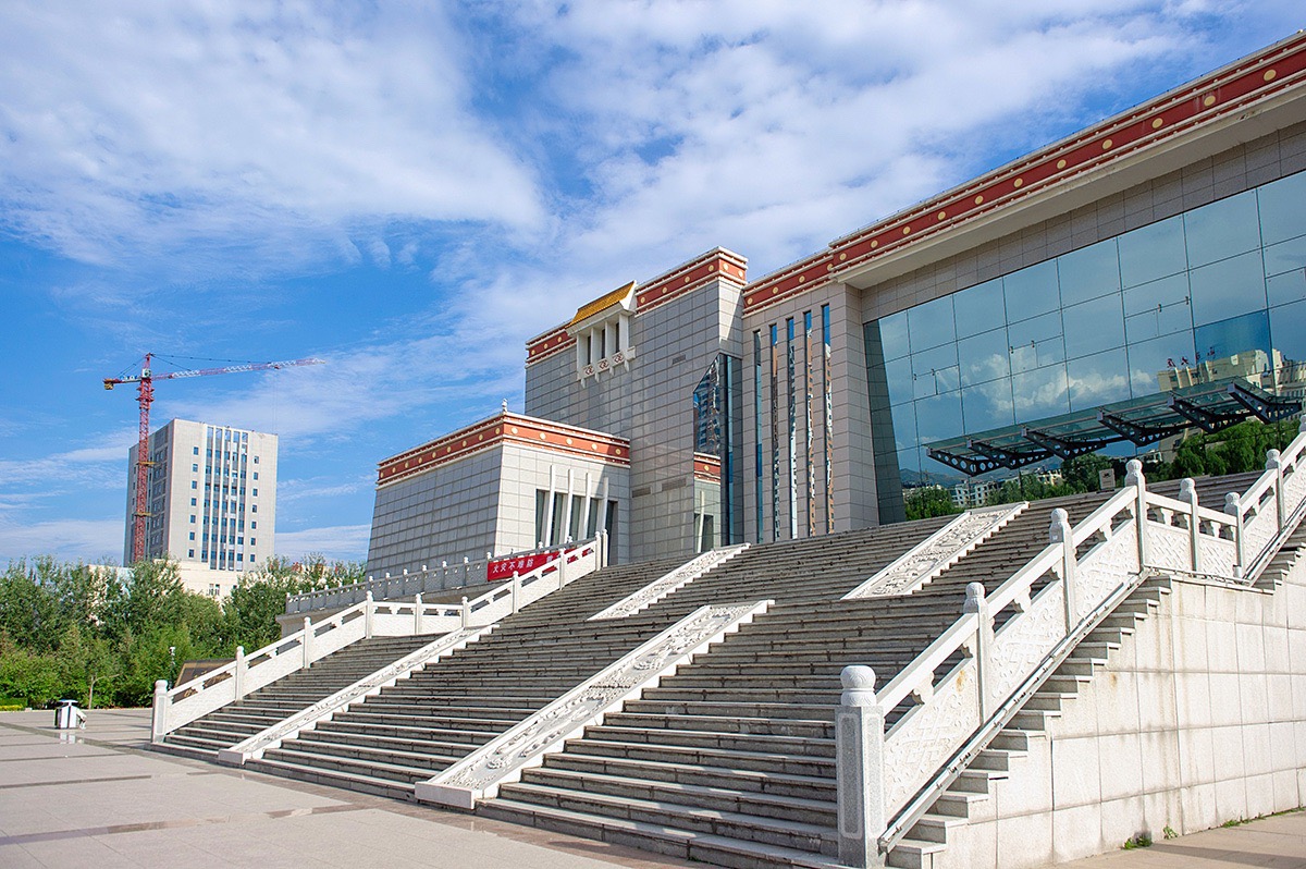 青海藏文化博物院,又稱青海藏醫藥文化博物館,位於西寧城北區經二路36