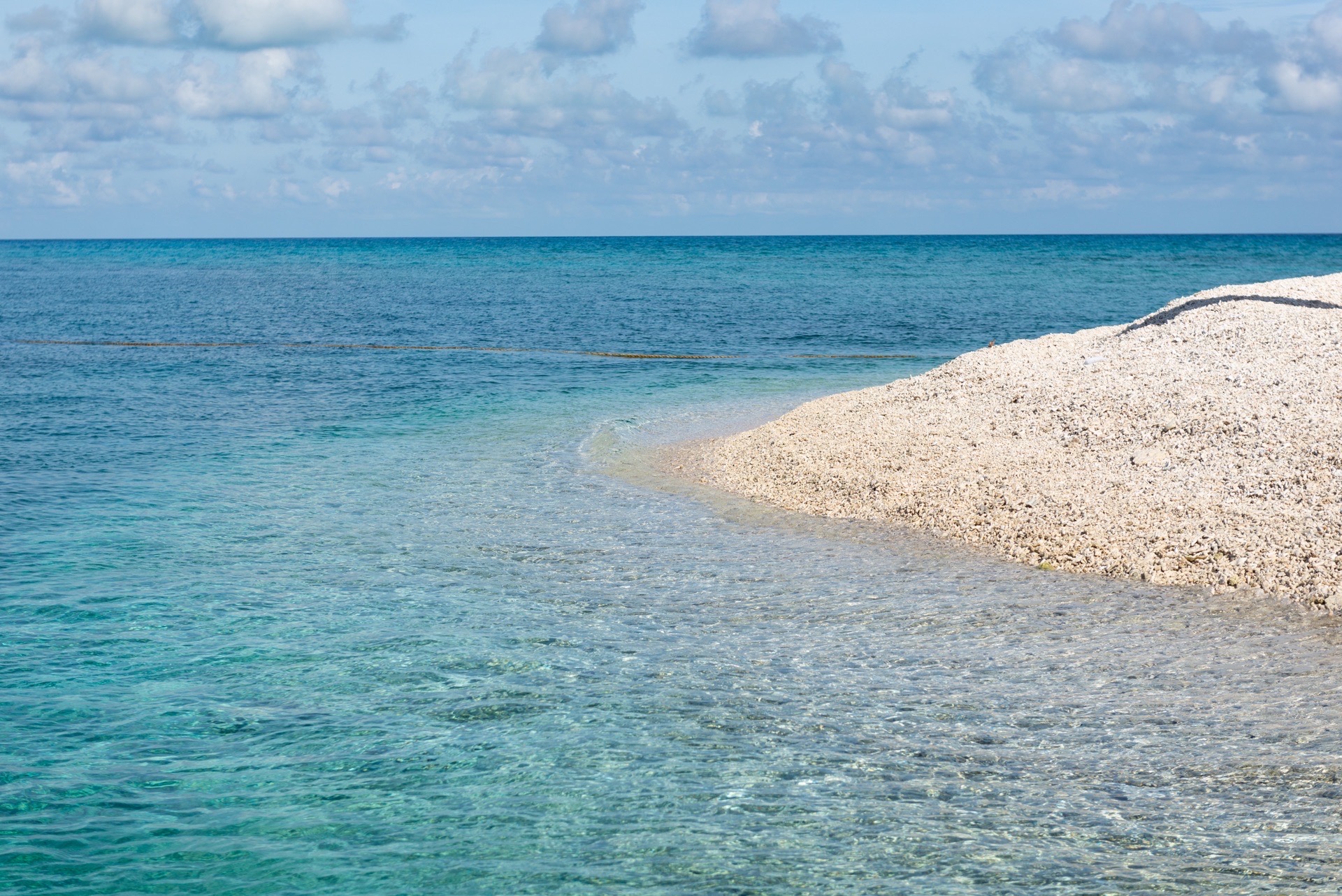 礁盘之间的"银屿门"的通路上,是一个完全由珊瑚礁堆积而成的微小岛